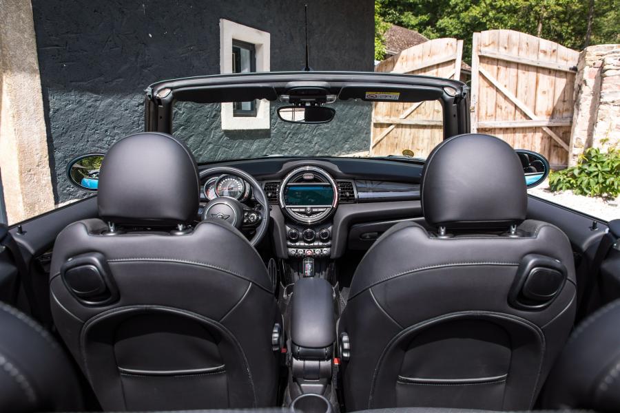 Интерьер Mini John Cooper Works Cabrio (F57) 2018 года  (WW) (фото 9 из 36)